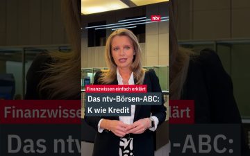 Taschenrechner und Vertragsdokumente auf einem Schreibtisch – Symbolfoto für die Aufnahme eines Kredits bei einer Bank
