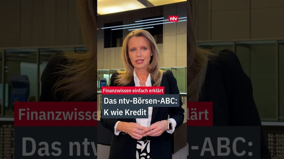 Taschenrechner und Vertragsdokumente auf einem Schreibtisch – Symbolfoto für die Aufnahme eines Kredits bei einer Bank